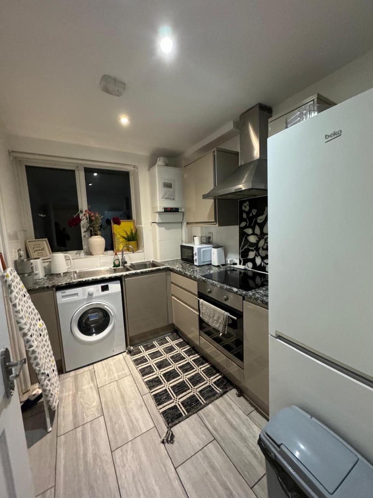 Spacious 2 Bedroom Flat In Tower Bridge! E1 Appartamento