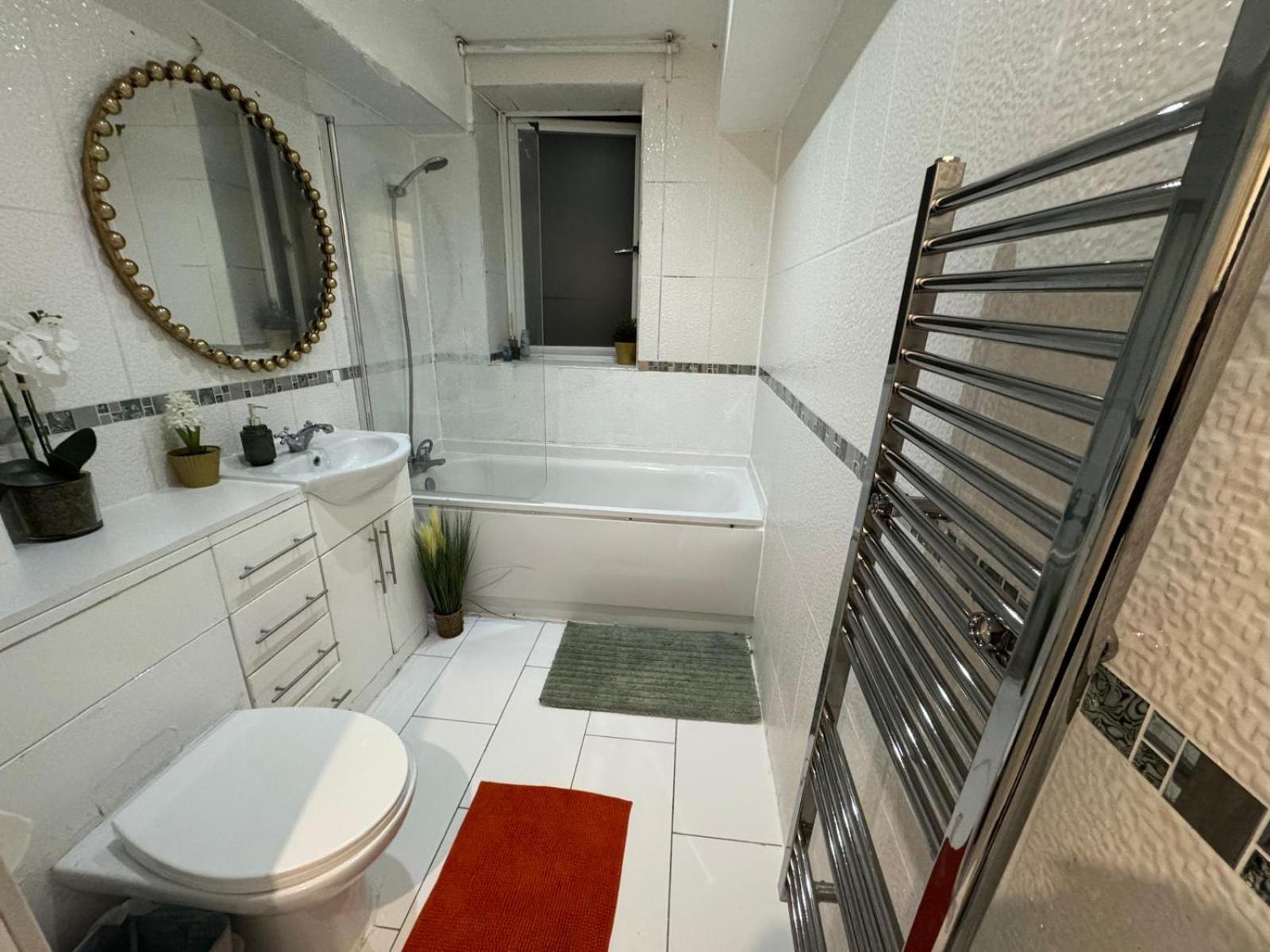 Spacious 2 Bedroom Flat In Tower Bridge! E1 Londra